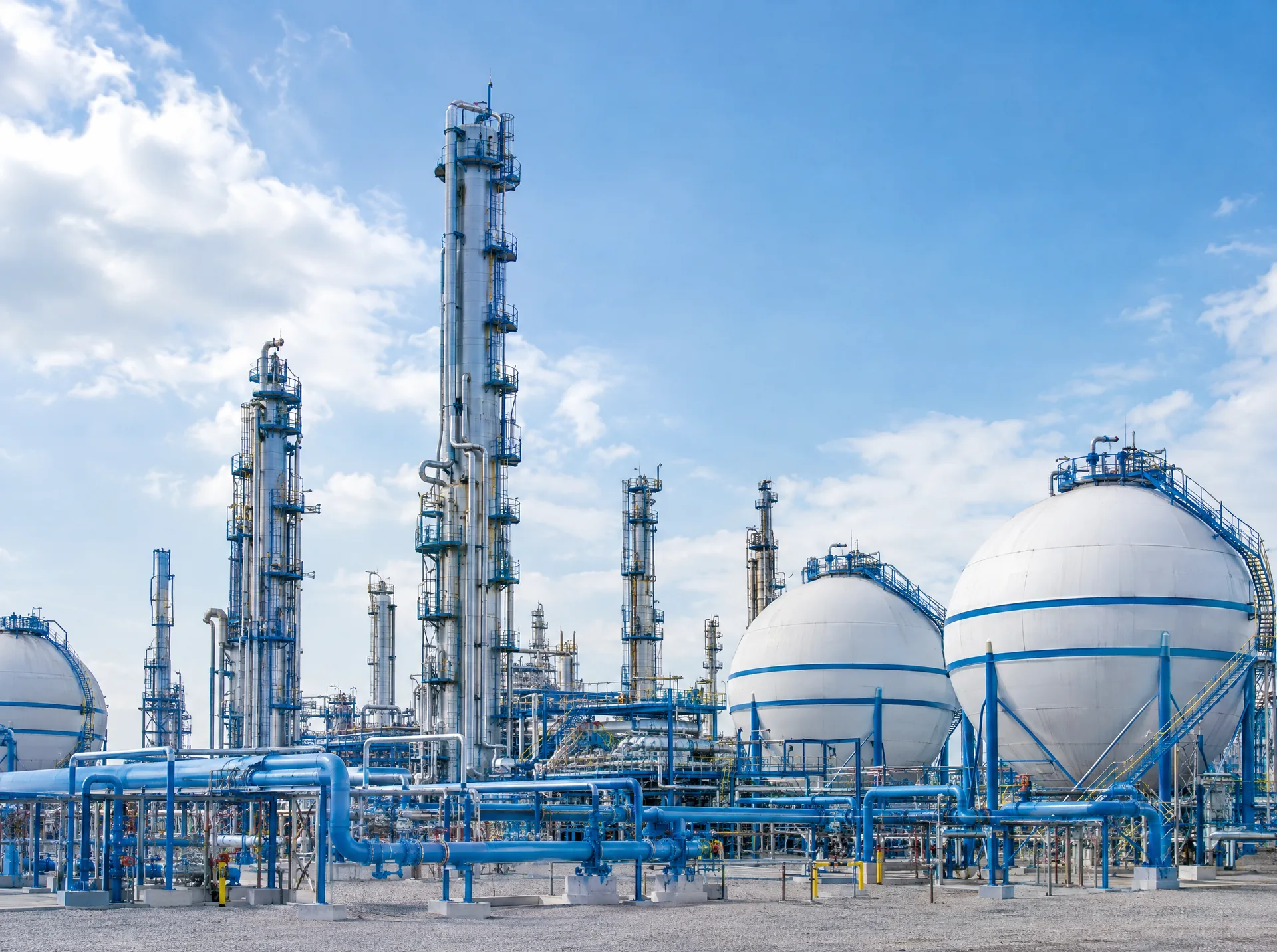 Petrochemical plant with distillation columns and storage spheres